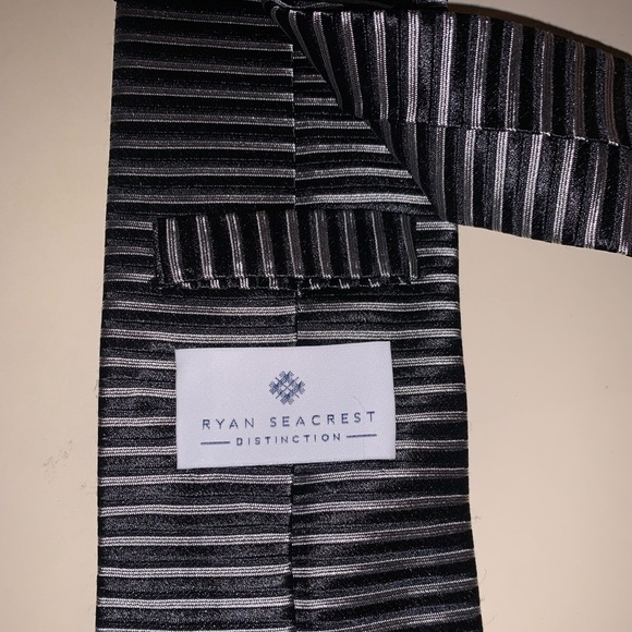 Ryan Seacrest Distinction 100% Silk Black Gray Silver Striped Necktie - Picture 4 of 4
